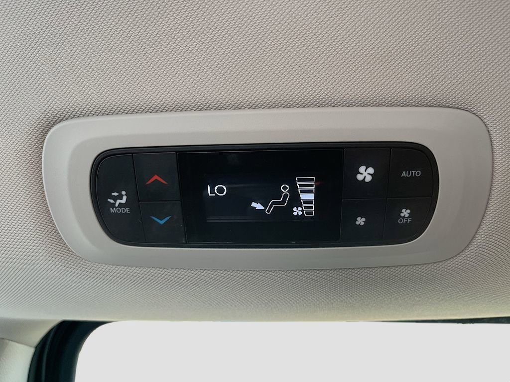 Used 2024 Chrysler Pacifica Select image 26