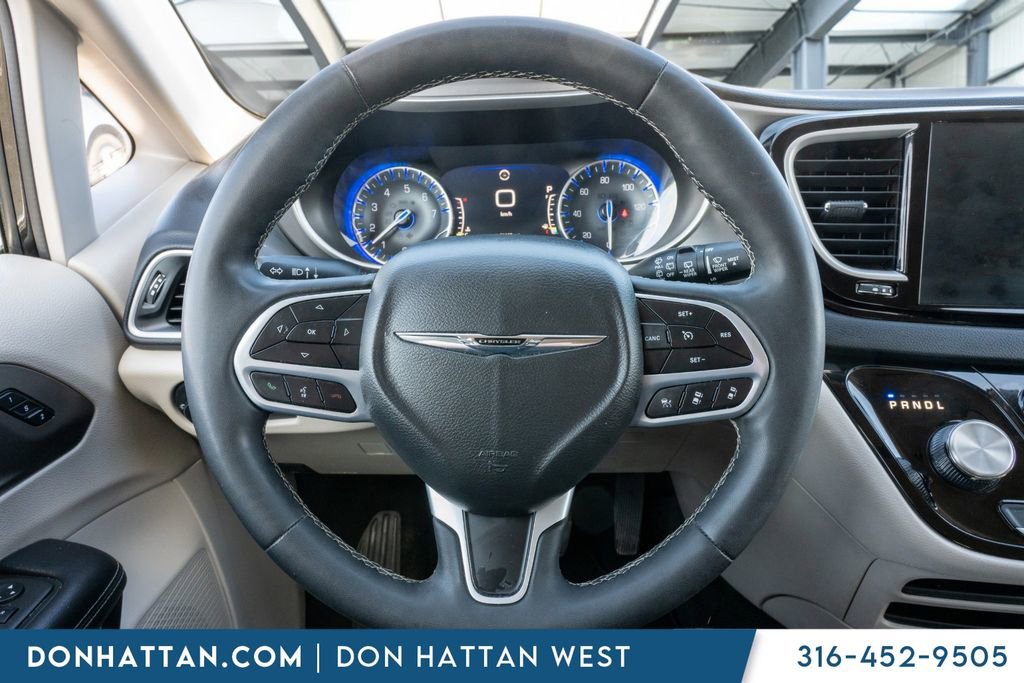 Used 2023 Chrysler Pacifica Touring-L image 6