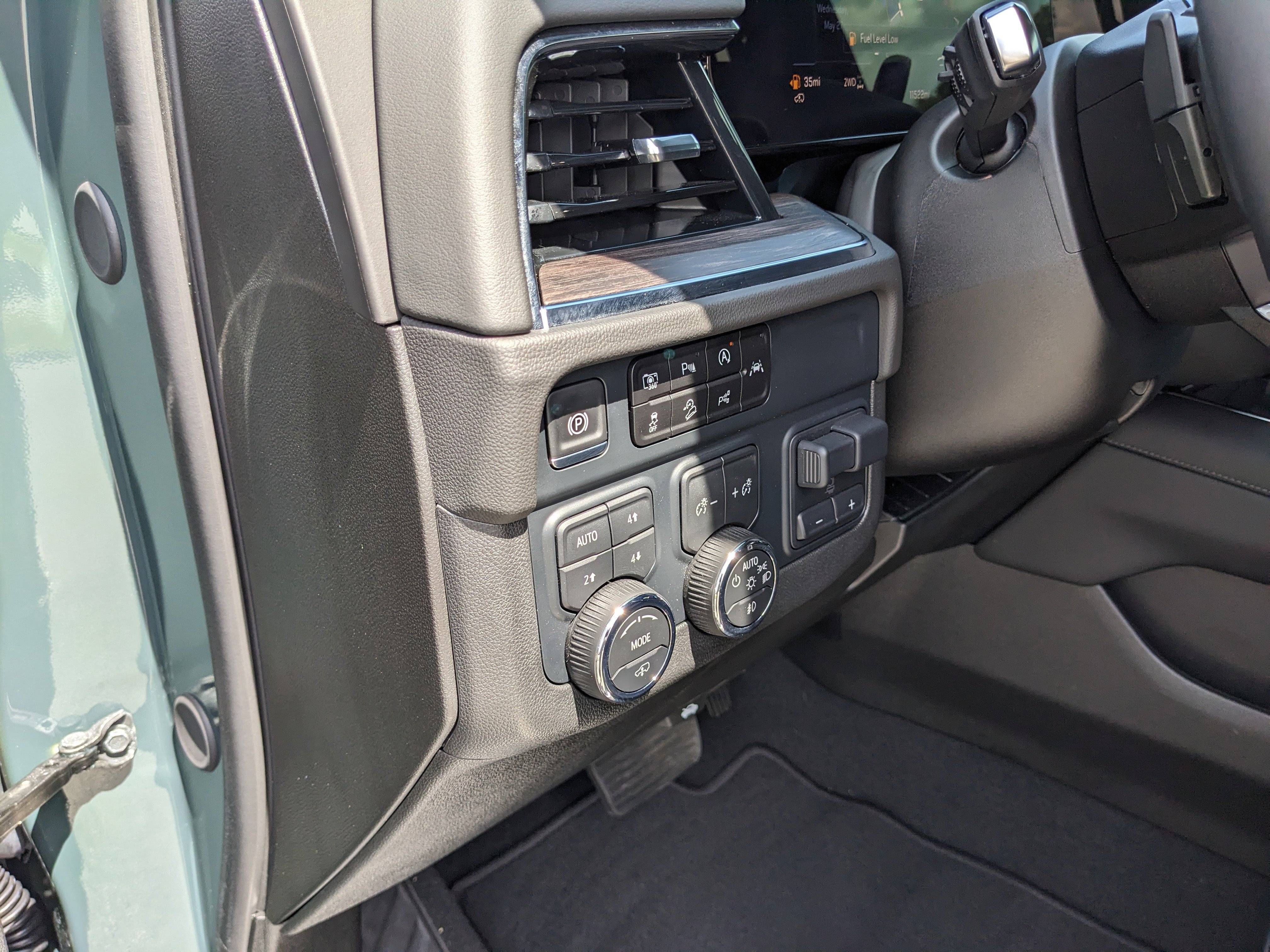 Used 2025 Chevrolet Tahoe Z71 w/ Z71 Off-Road Package AWD/4WD image 23
