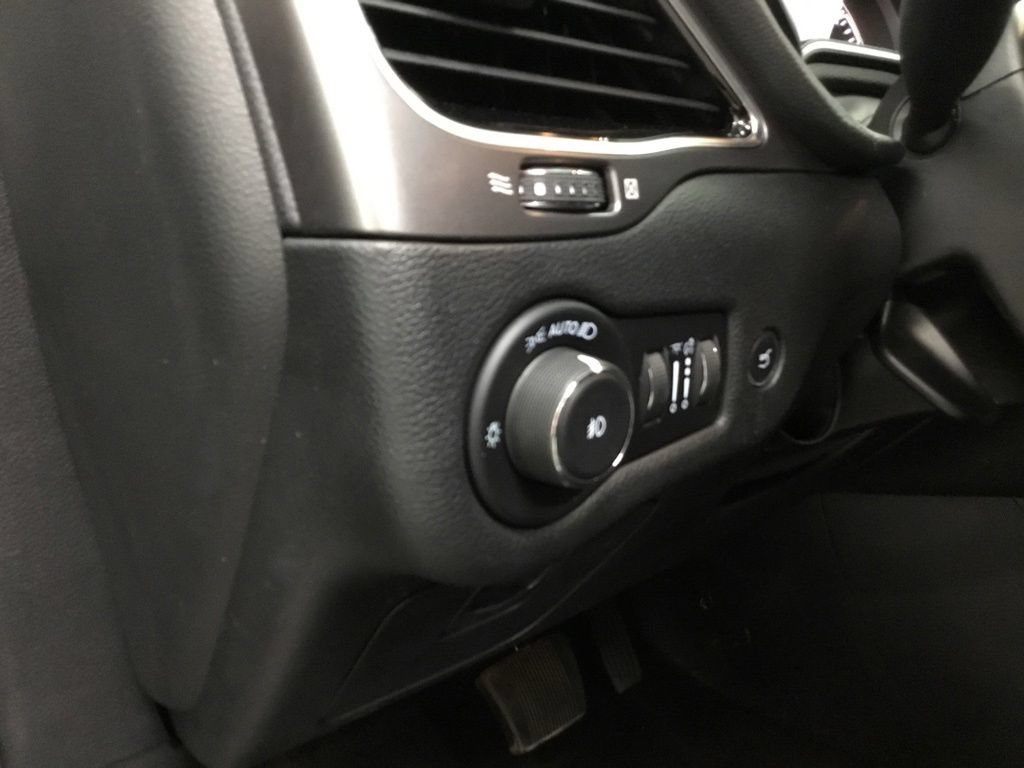 Used 2022 Jeep Cherokee Limited w/ Trailer Tow Group AWD/4WD image 8