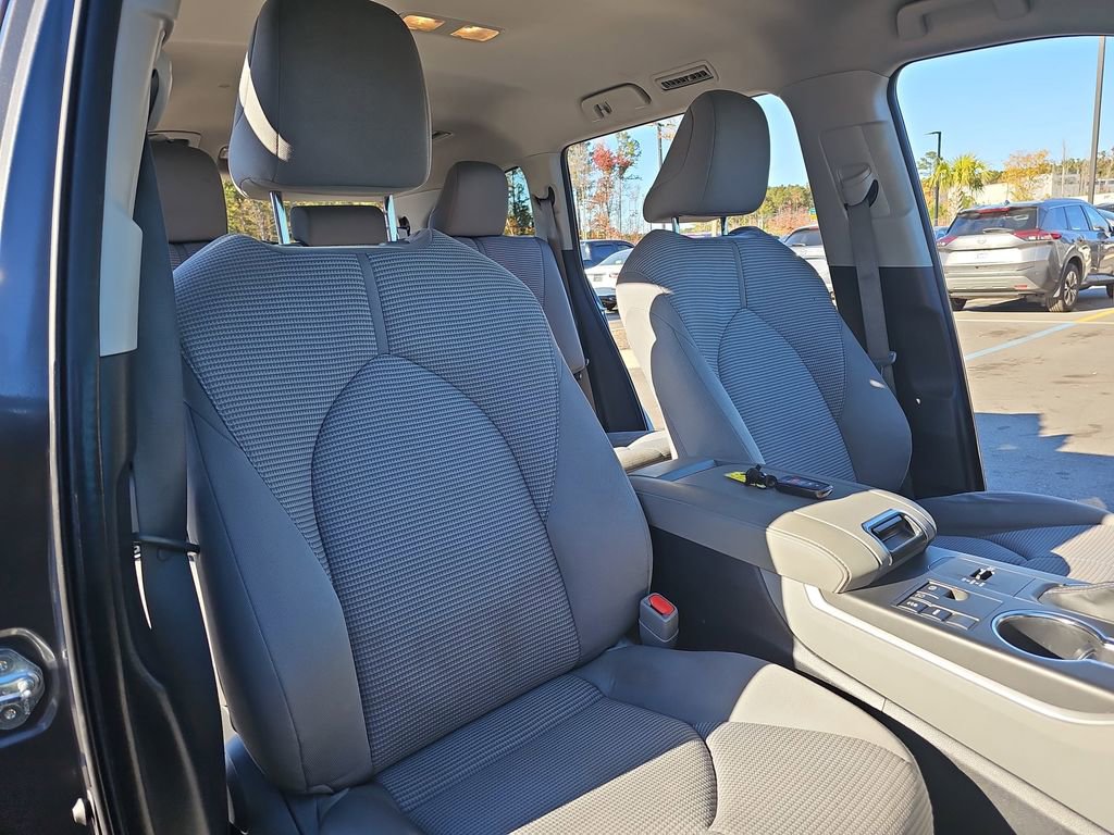 Used 2023 Toyota Highlander L image 13