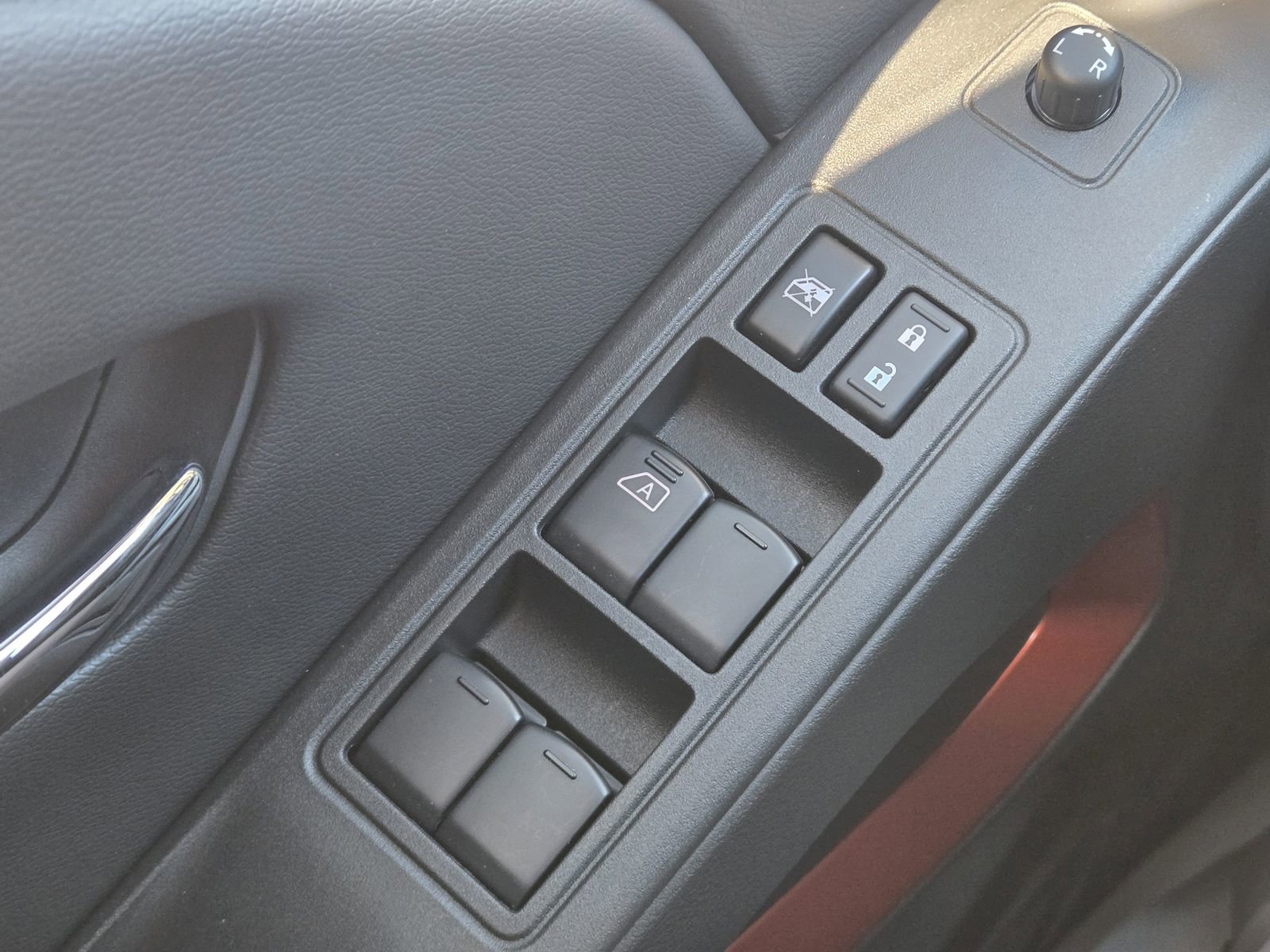 Used 2025 Nissan Frontier PRO-4X image 26