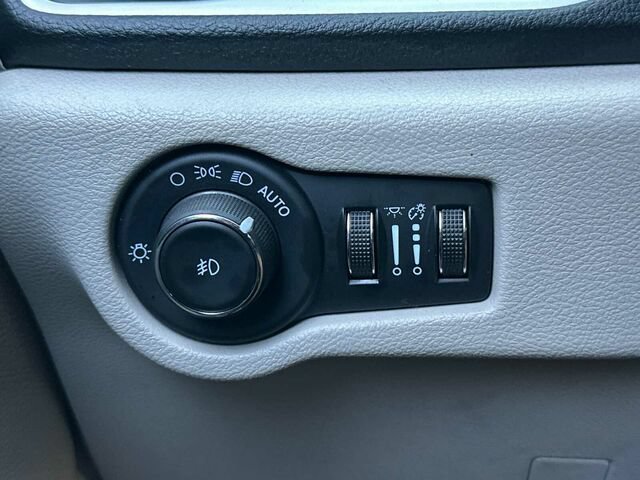 Used 2023 Chrysler Pacifica Touring-L FWD image 31