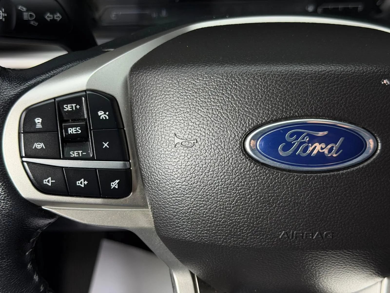 Used 2022 Ford Explorer XLT w/ Equipment Group 202A RWD image 32