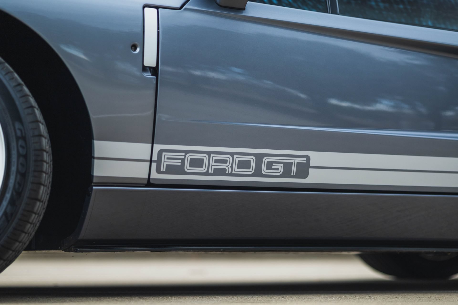 Used 2006 Ford GT RWD image 11