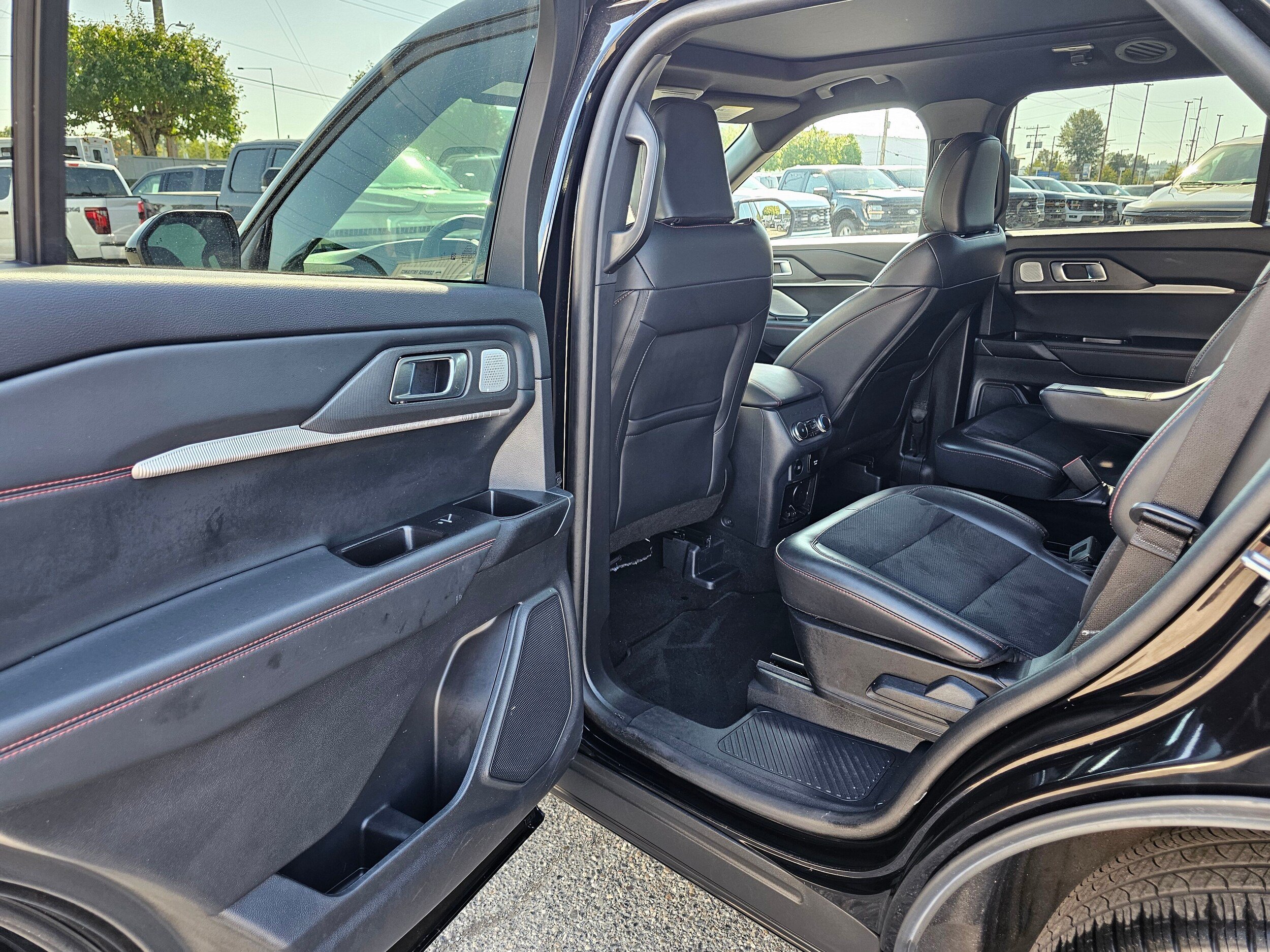 Used 2025 Ford Explorer ST w/ Sun And Sound Package AWD/4WD image 16