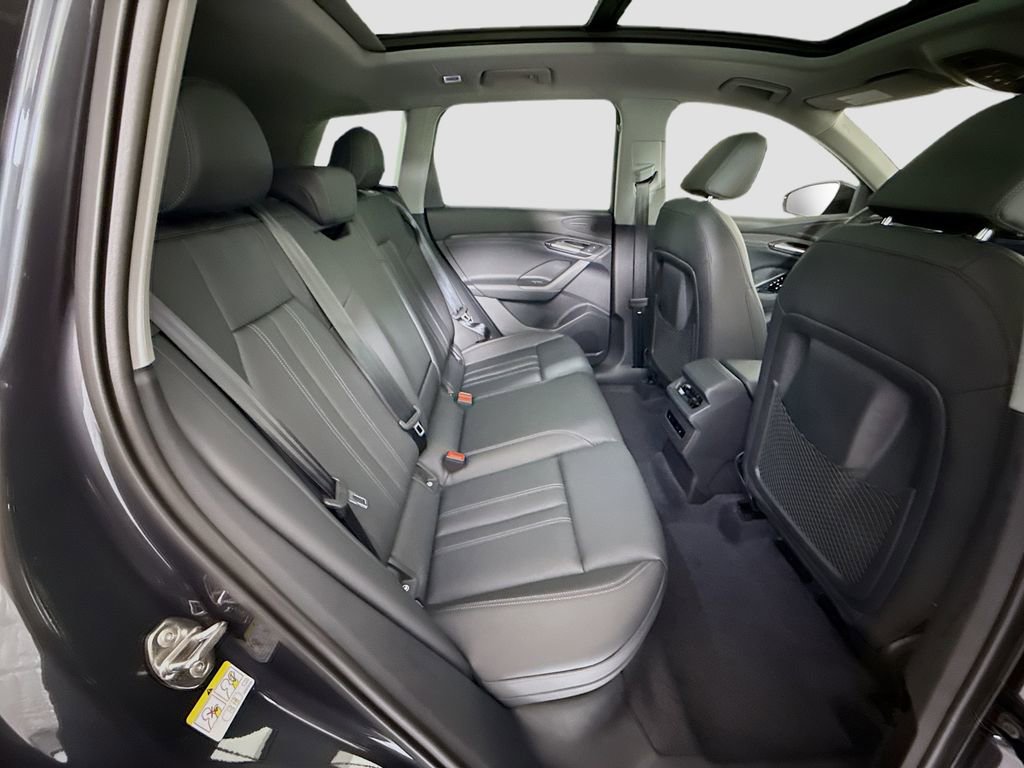 Used 2025 Audi Q6 e-tron Premium image 25