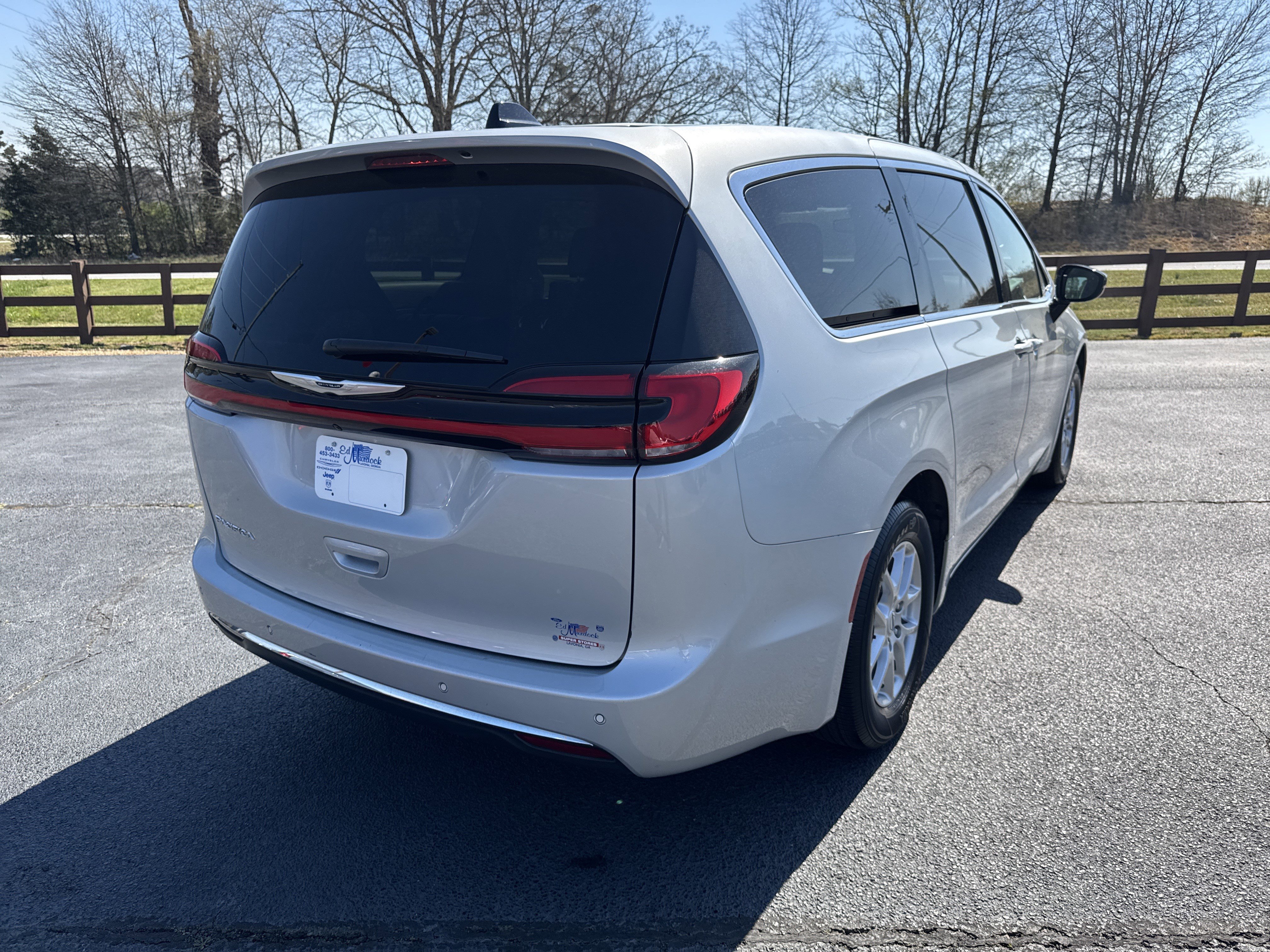 Used 2024 Chrysler Pacifica Touring-L image 5