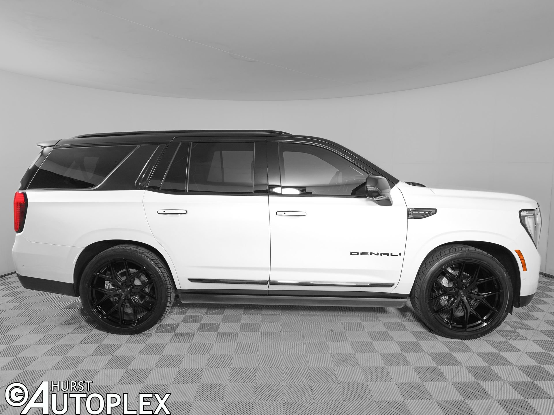 Used 2025 GMC Yukon Denali Ultimate AWD/4WD image 3