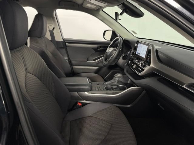 Used 2025 Toyota Highlander LE FWD image 15