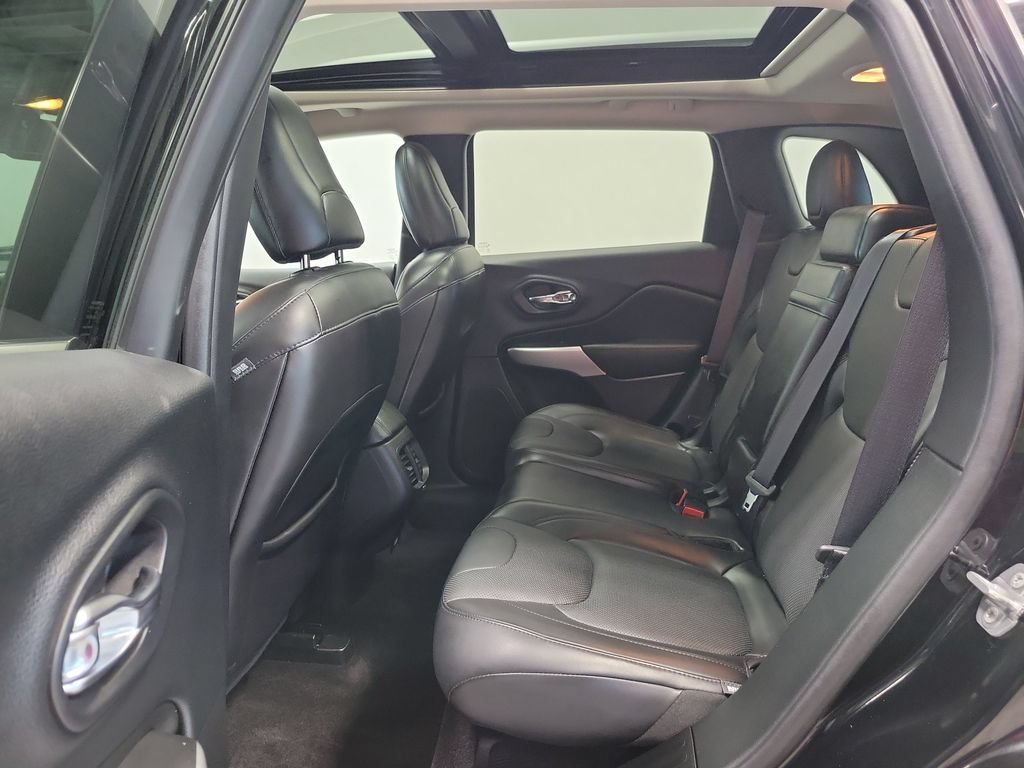Certified 2018 Jeep Cherokee Overland w/ Technology Group AWD/4WD image 25