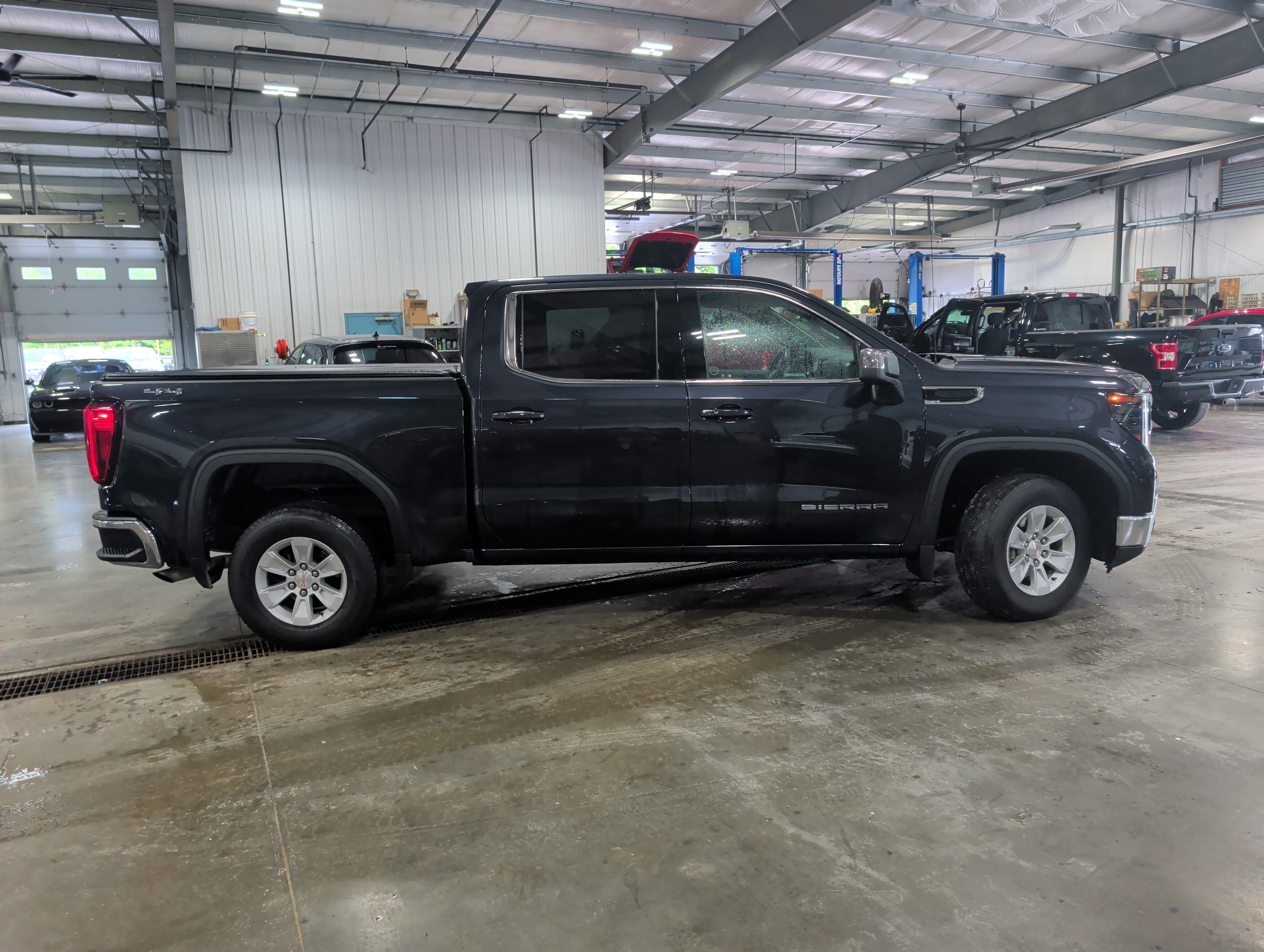 Used 2023 GMC Sierra 1500 SLE AWD/4WD image 2