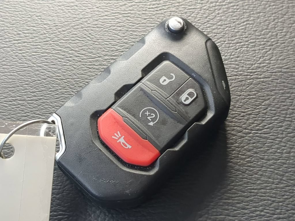 Used 2025 Jeep Wrangler Unlimited Sahara AWD/4WD image 28