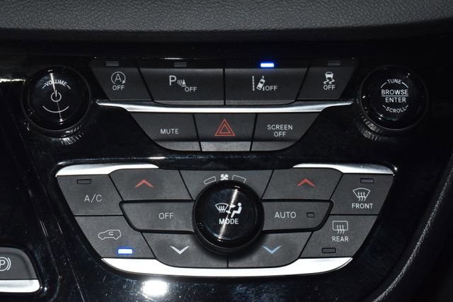 Certified 2025 Chrysler Pacifica Select image 18