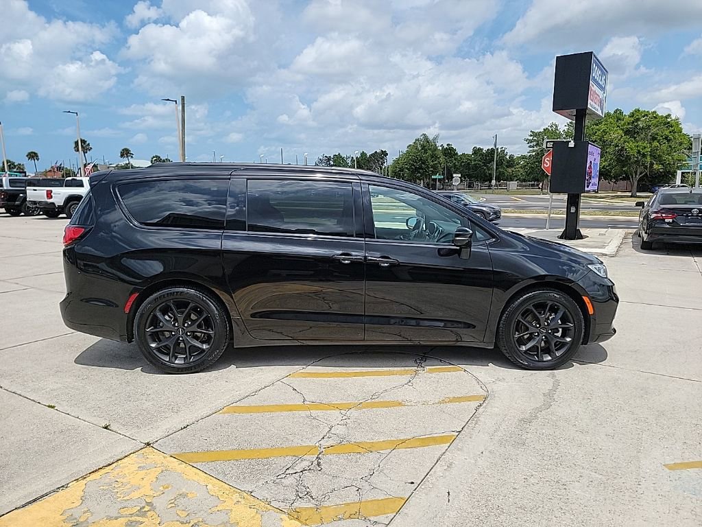 Used 2025 Chrysler Pacifica Limited image 6
