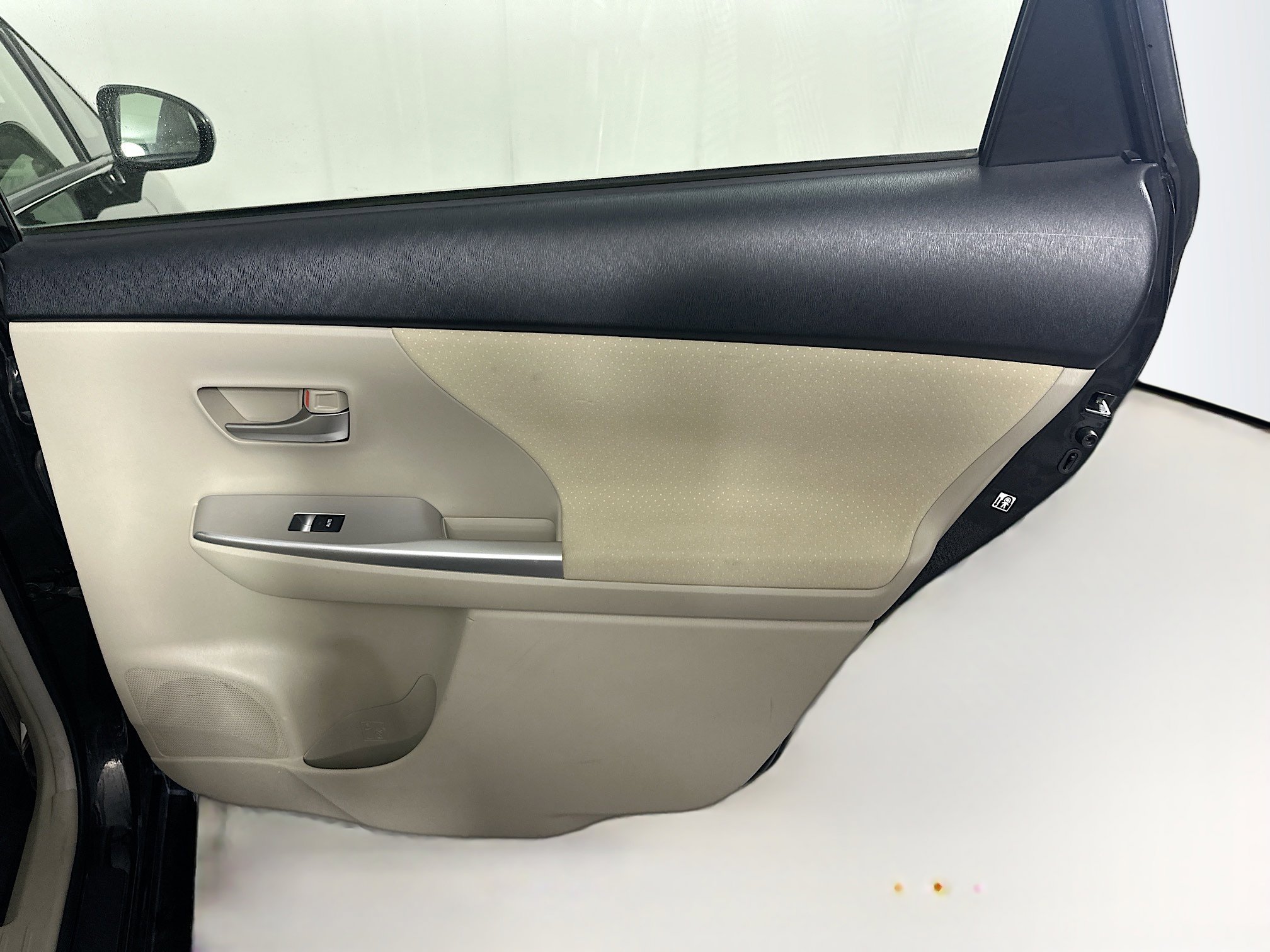Used 2014 Toyota Prius V Two image 27