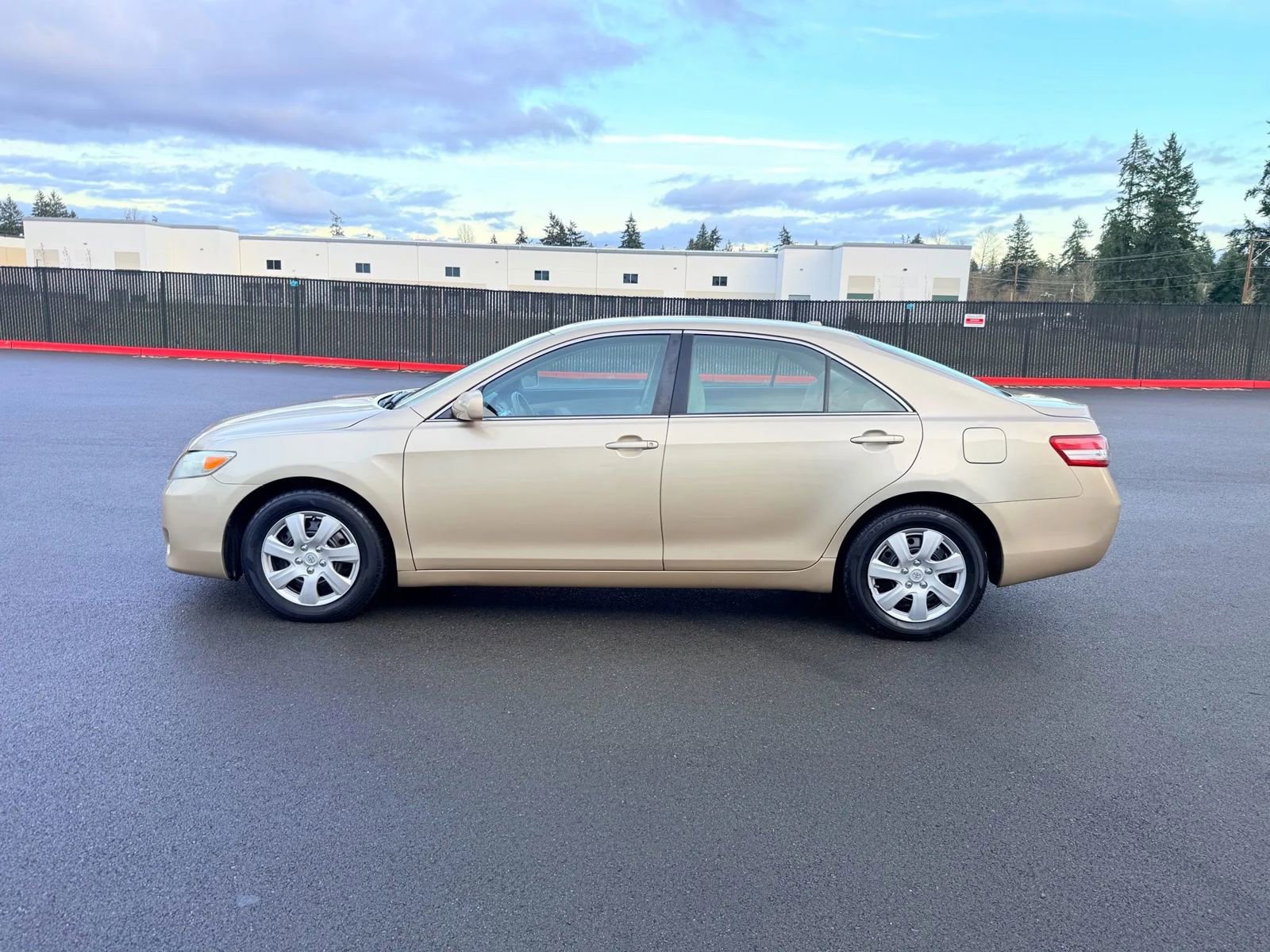 Used 2011 Toyota Camry LE image 2