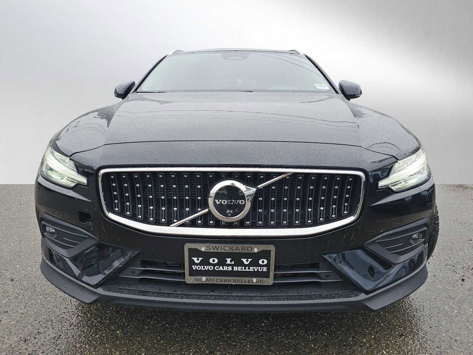 Certified 2025 Volvo V60 B5 Cross Country Plus image 8