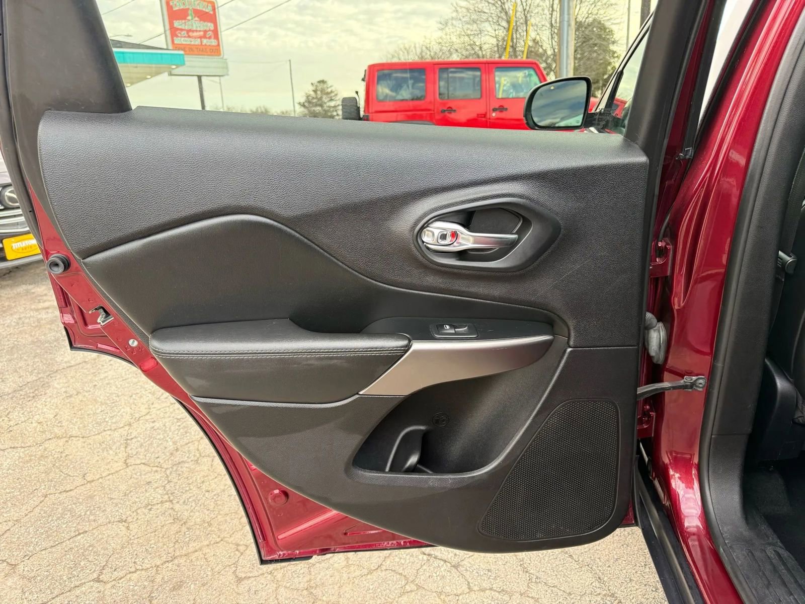 Used 2019 Jeep Cherokee Limited AWD/4WD image 11