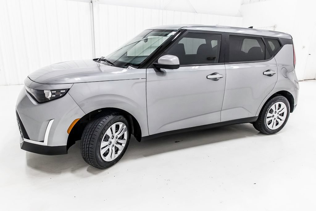 Used 2023 Kia Soul LX FWD image 3
