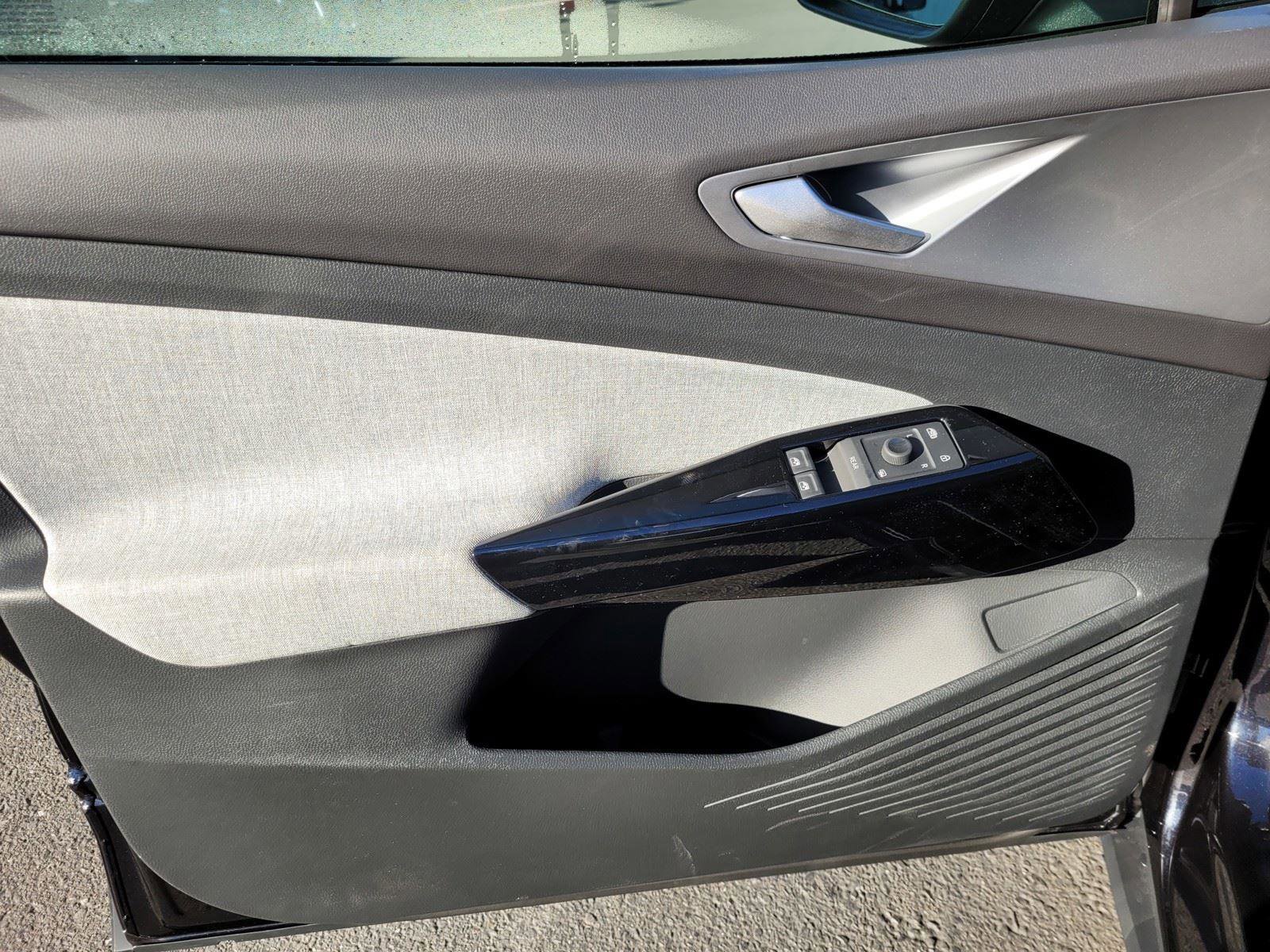 New 2025 Volkswagen ID.4 Pro RWD image 17
