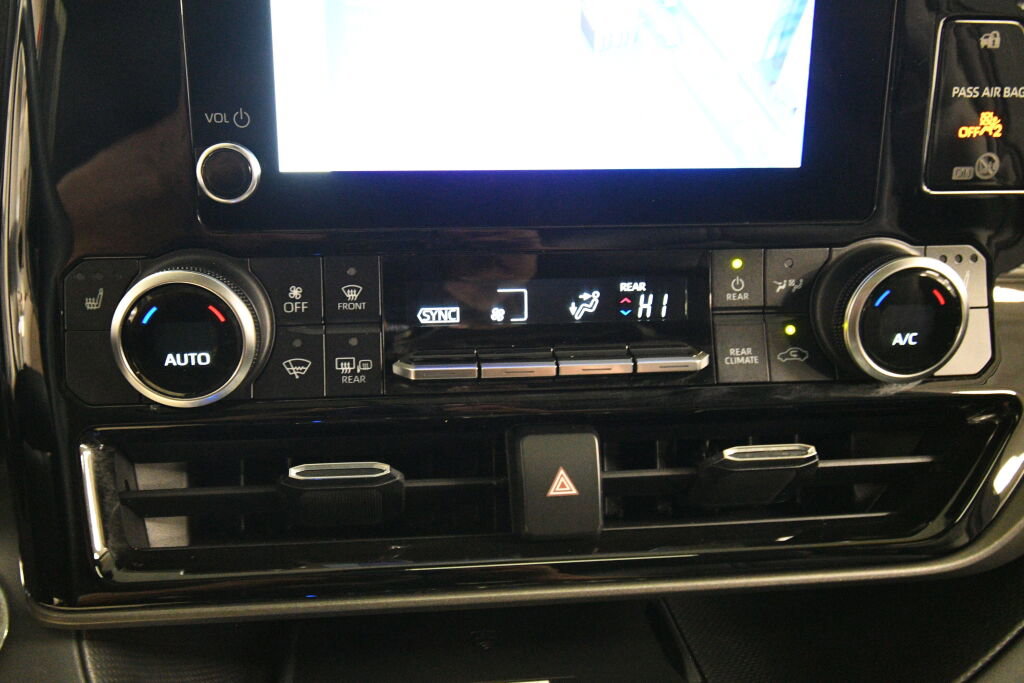 Used 2023 Toyota Highlander XLE image 16