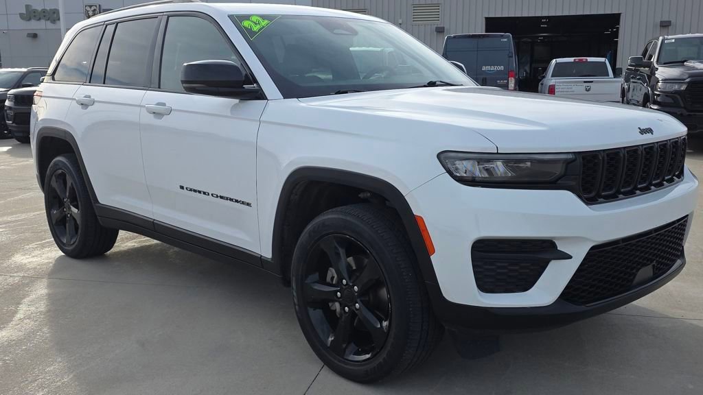 Used 2022 Jeep Grand Cherokee Laredo AWD/4WD image 7