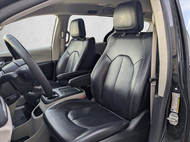 Used 2023 Chrysler Pacifica Touring-L image 15