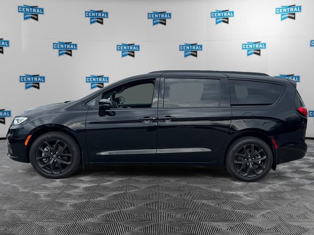 New 2026 Chrysler Pacifica Limited w/ S Appearance Package AWD/4WD image 2