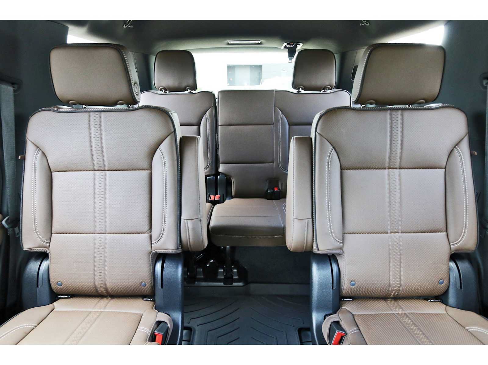Used 2025 Chevrolet Tahoe High Country AWD/4WD image 11