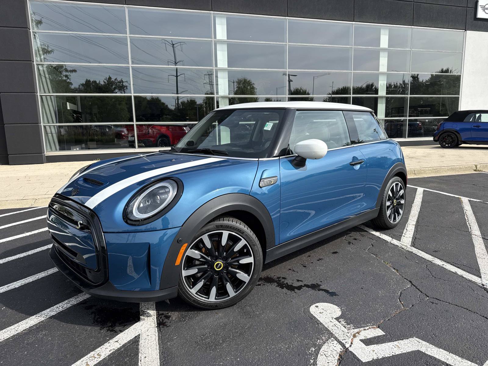 Used 2024 MINI Cooper SE FWD image 1