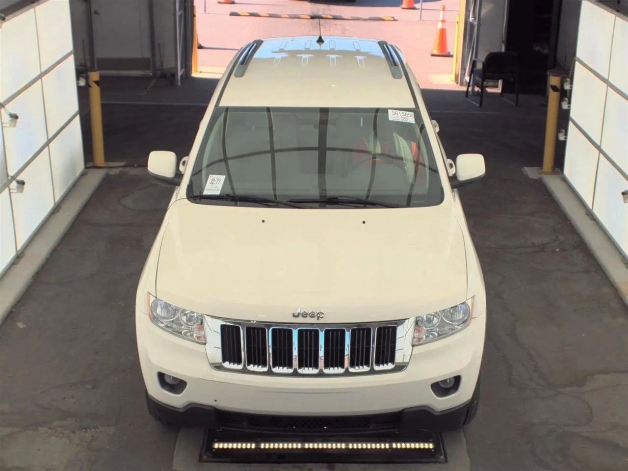 Used 2012 Jeep Grand Cherokee Laredo w/ Laredo E Group AWD/4WD image 2