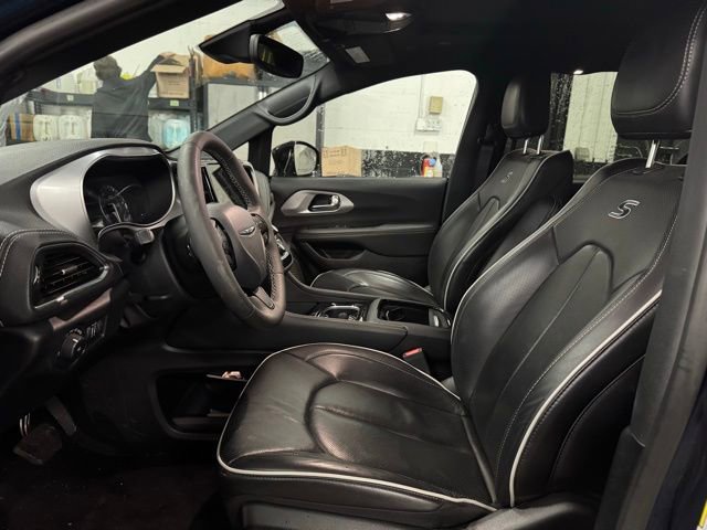 Certified 2025 Chrysler Pacifica Limited image 17