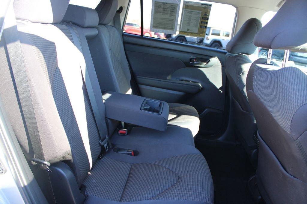 Used 2024 Toyota Highlander LE image 32