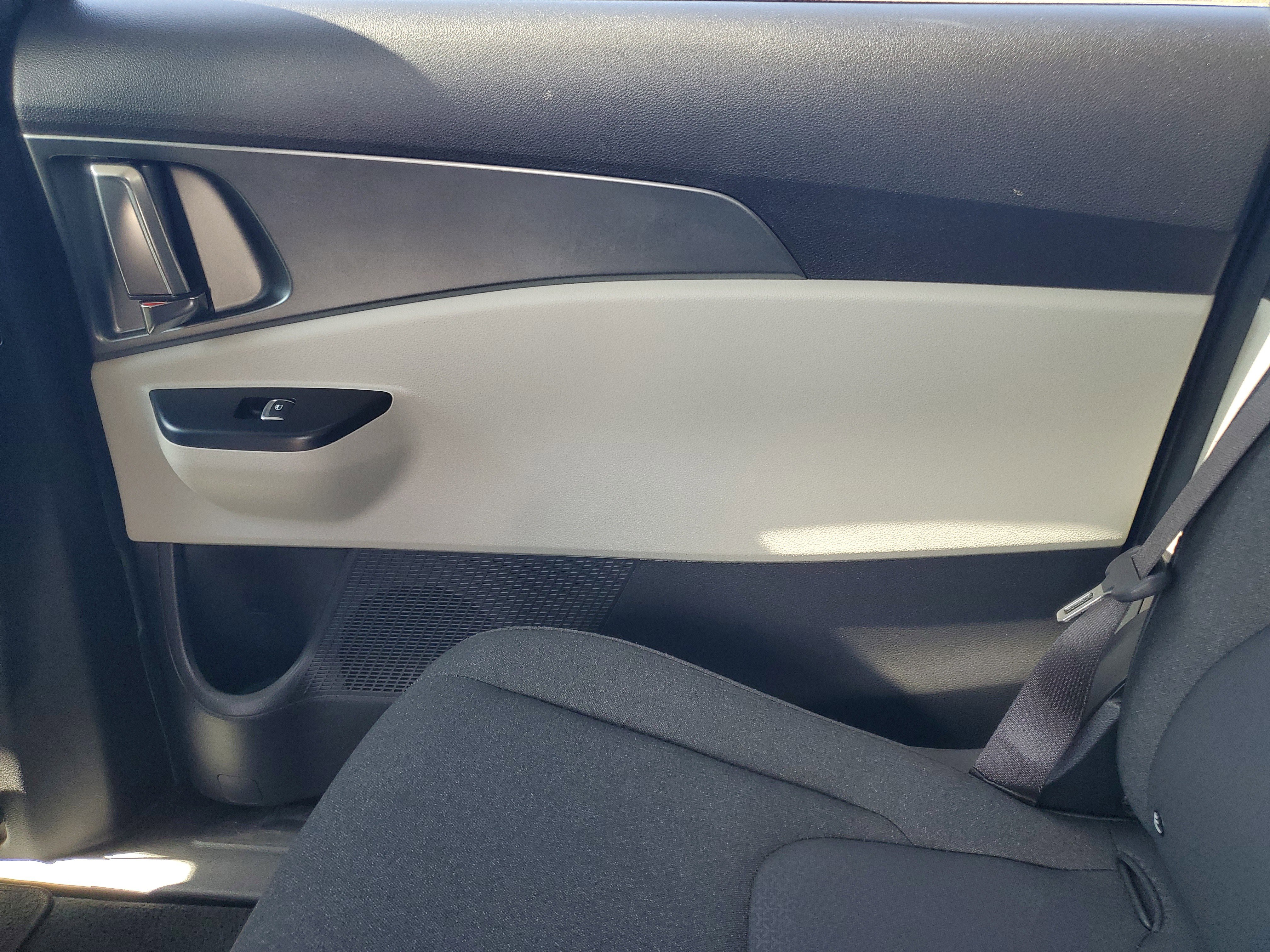 Used 2023 Kia Carnival LX image 24