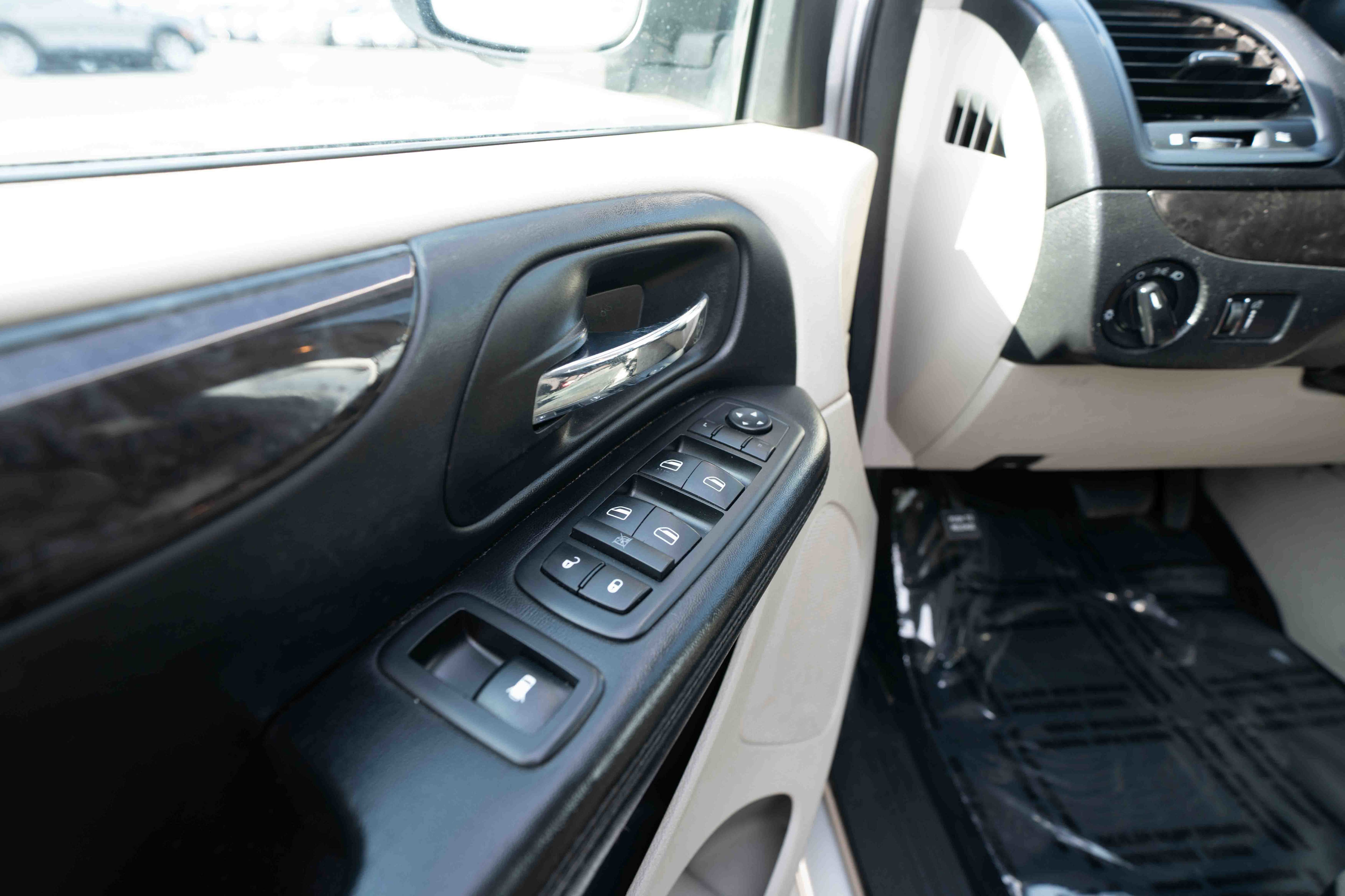 Used 2012 Dodge Grand Caravan SE image 7