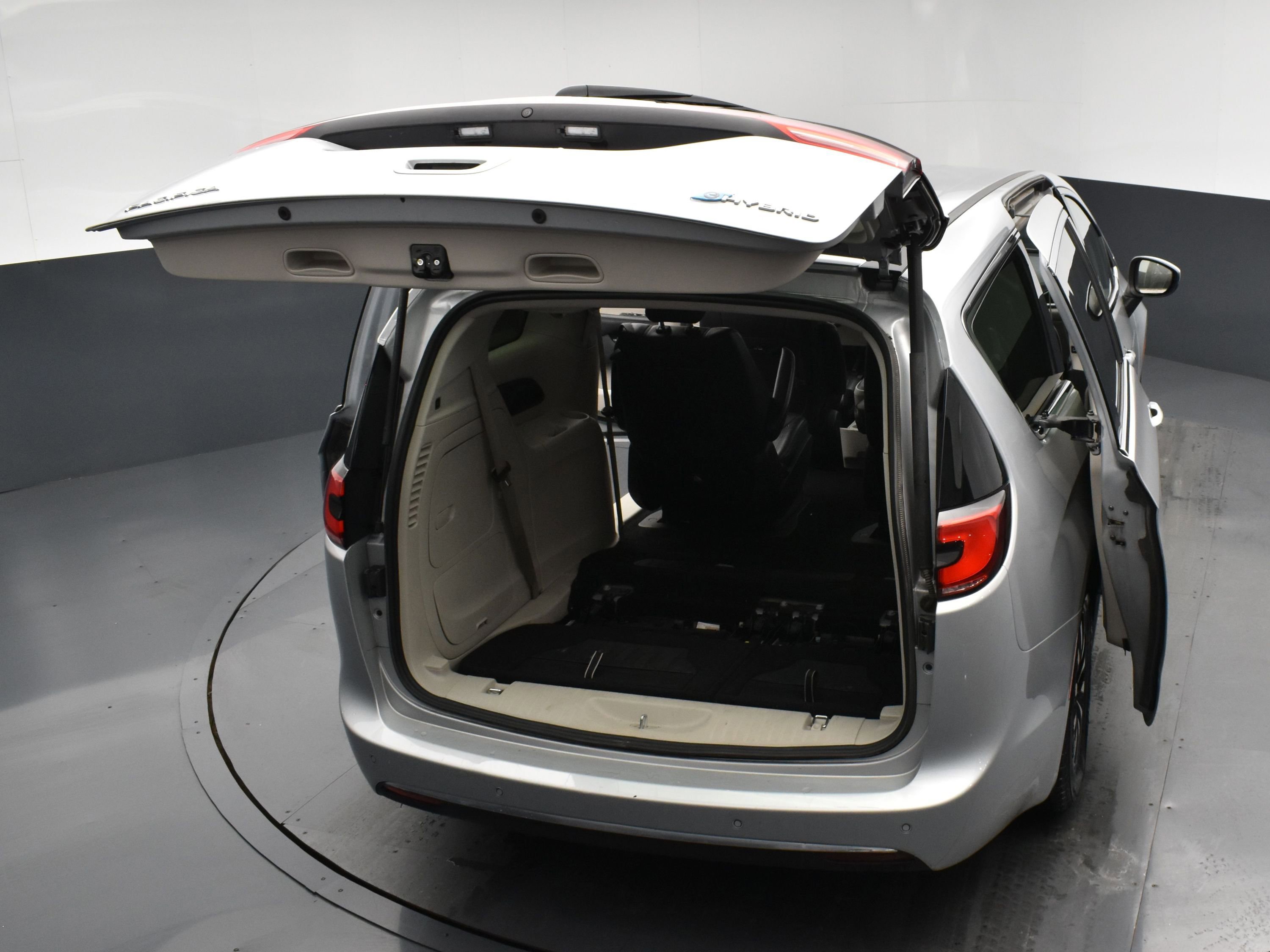 Used 2023 Chrysler Pacifica Touring-L image 28