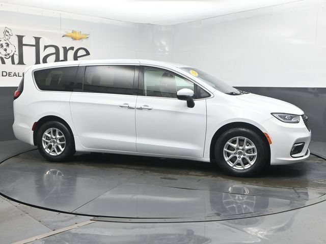 Used 2023 Chrysler Pacifica Touring-L FWD image 1