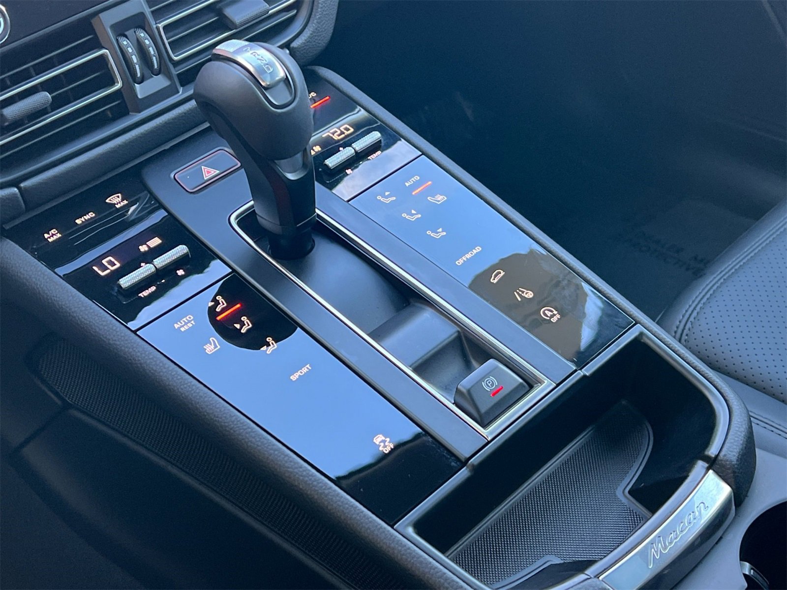 Used 2025 Porsche Macan image 26