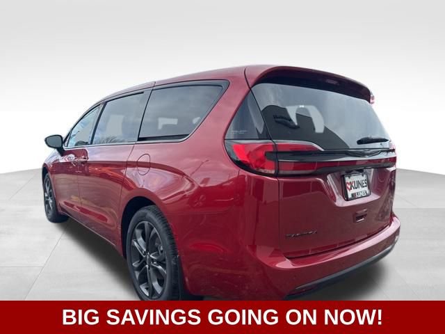 New 2026 Chrysler Pacifica Select image 8