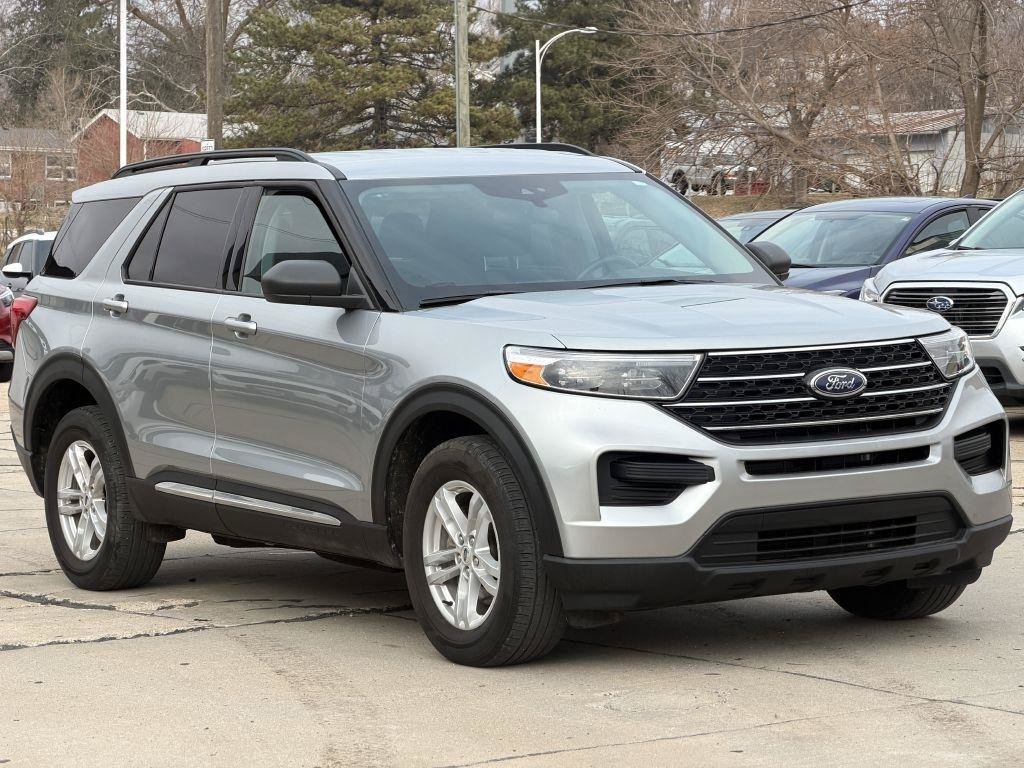 Used 2023 Ford Explorer XLT AWD/4WD image 2