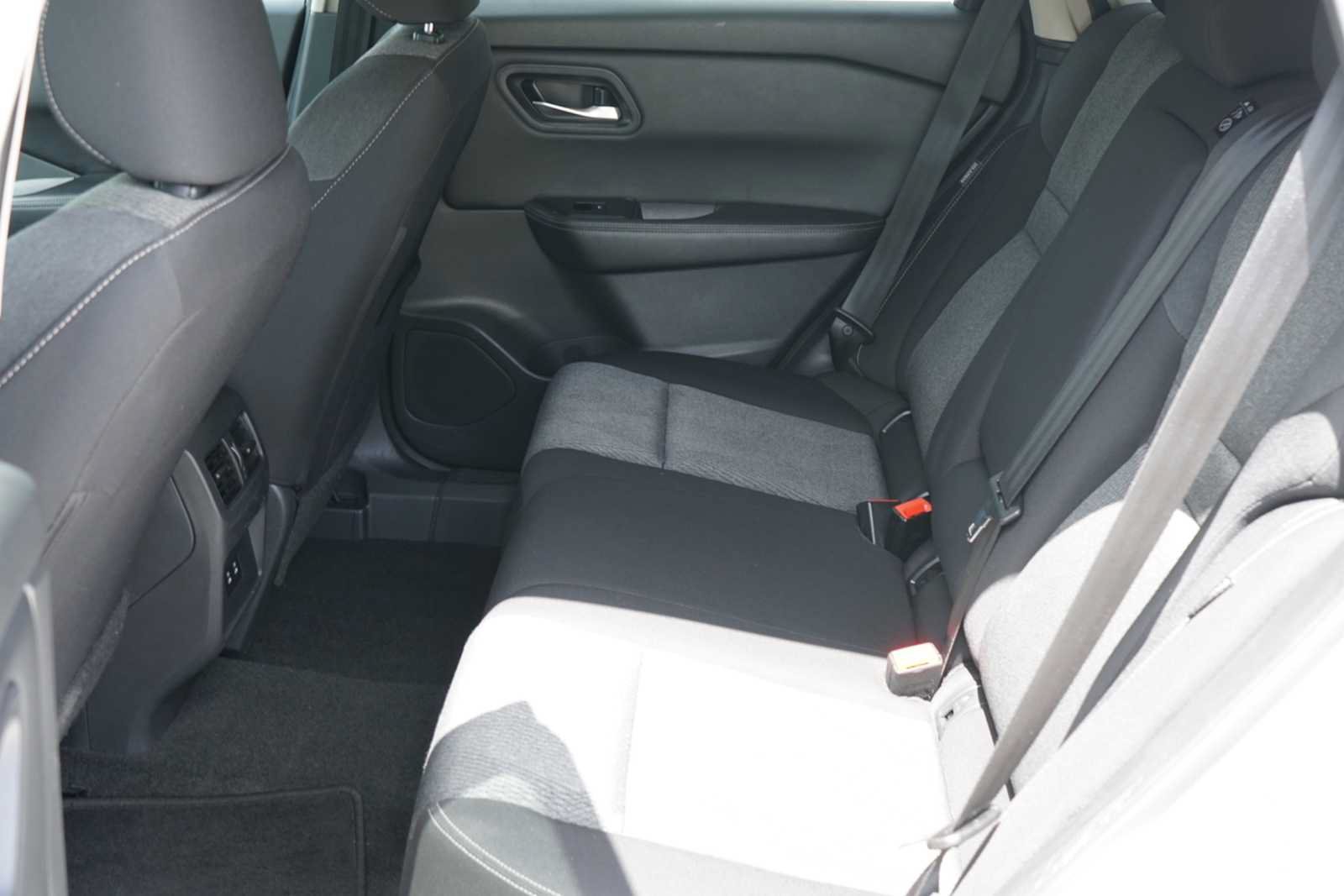 Used 2024 Nissan Rogue SV AWD/4WD image 18
