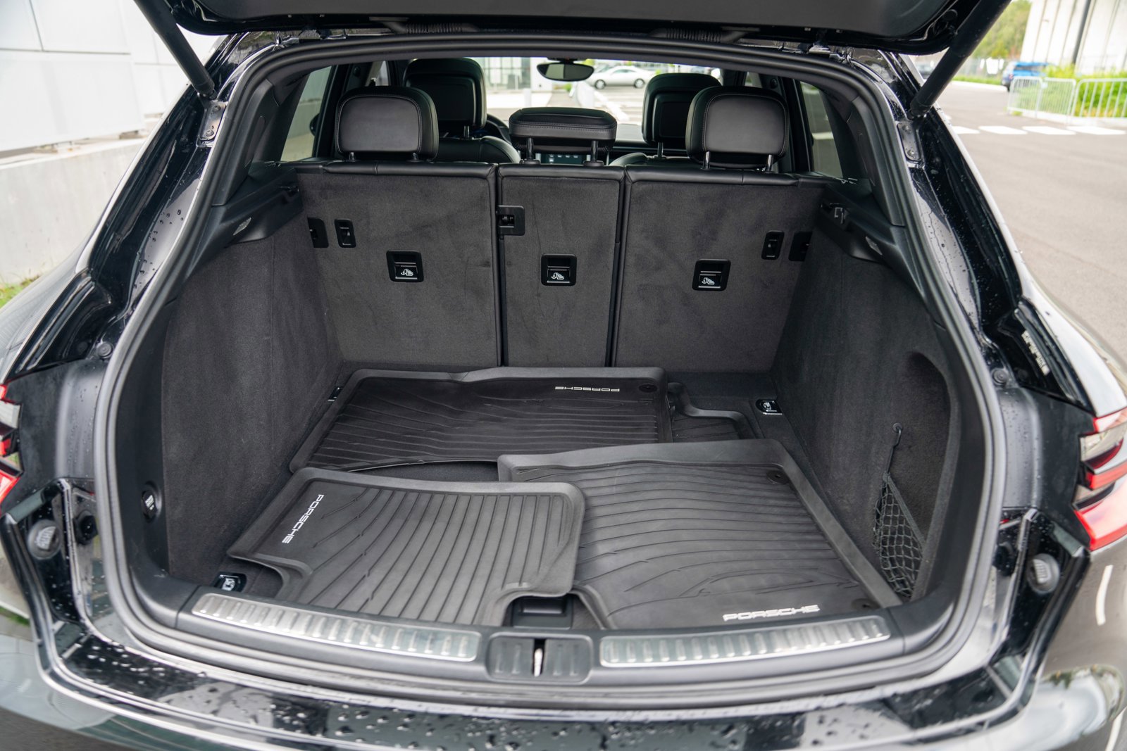 Certified 2018 Porsche Macan AWD/4WD image 27