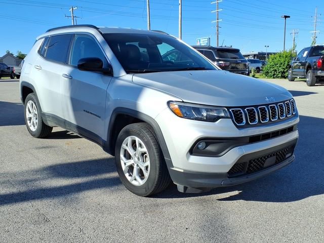 Used 2024 Jeep Compass Latitude AWD/4WD image 4