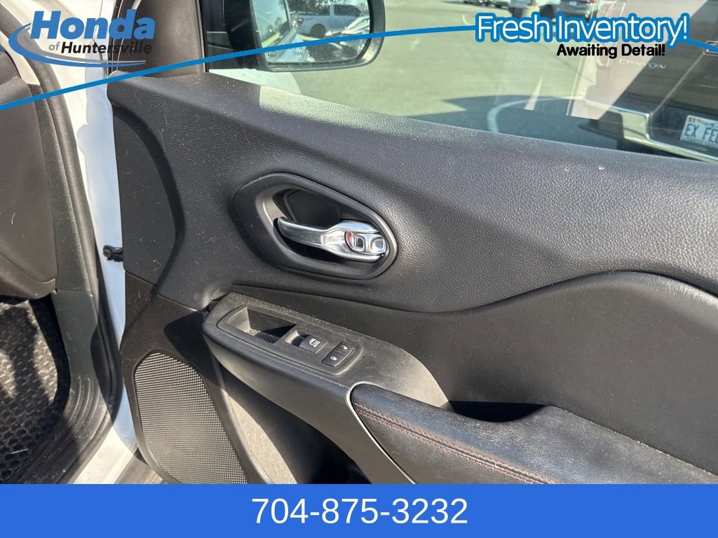 Used 2019 Jeep Cherokee Trailhawk image 18