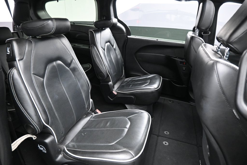 Used 2025 Chrysler Pacifica Limited FWD image 32