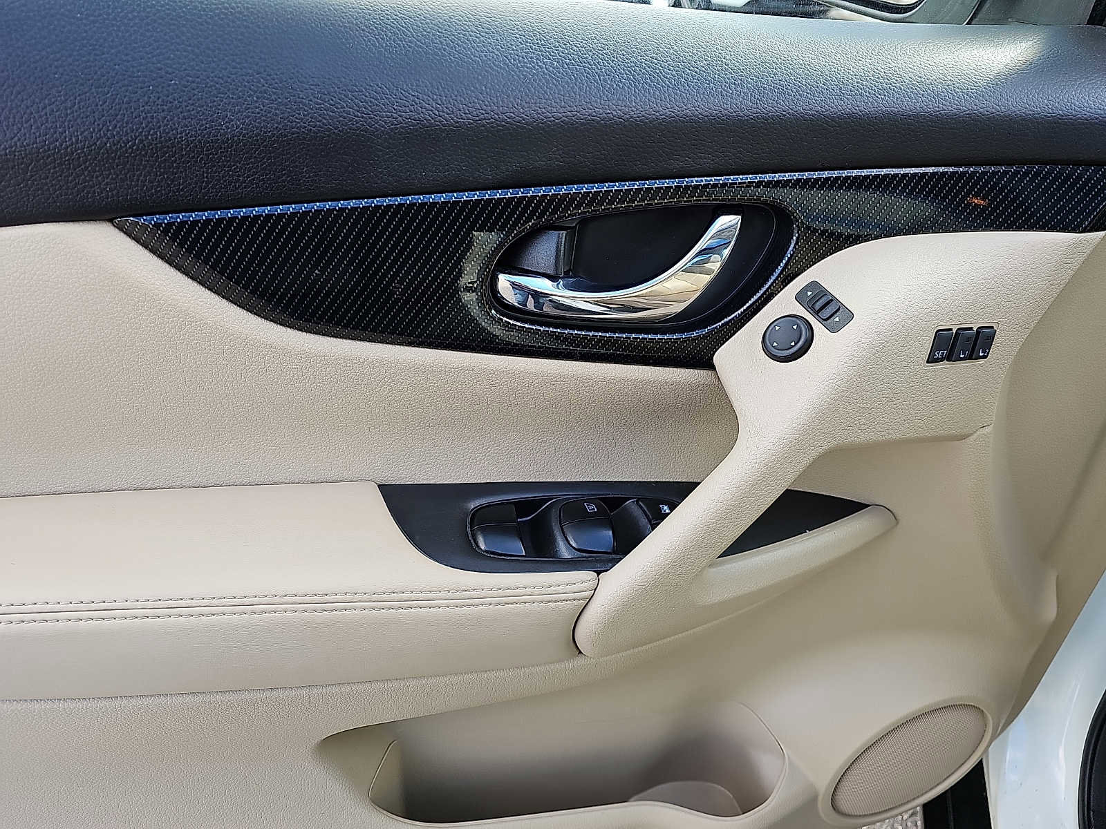 Used 2019 Nissan Rogue SL w/ Premium Package image 12