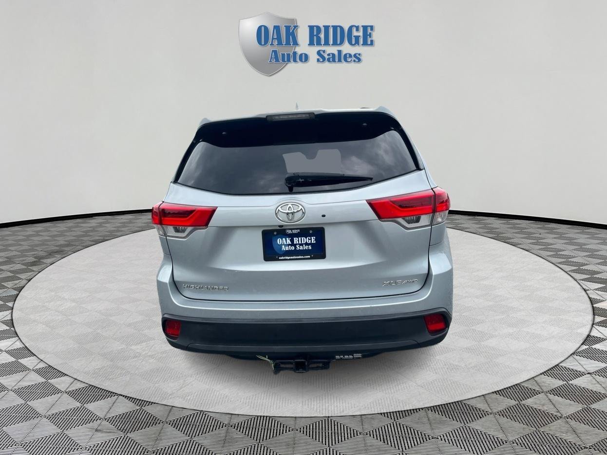 Used 2019 Toyota Highlander XLE AWD/4WD image 6
