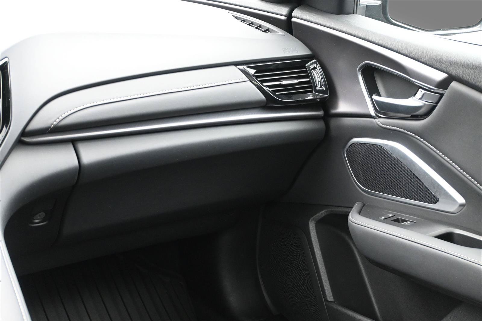 Used 2025 Acura RDX SH-AWD image 13