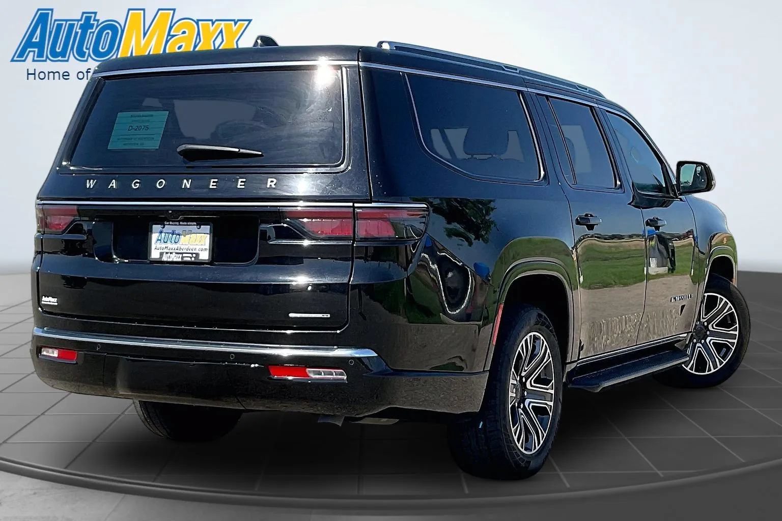 Used 2024 Jeep Wagoneer L Series II w/ Flexible Seating Group AWD/4WD image 9
